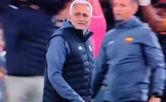 Mourinho chora após a partida que decretou a classificação da Roma para a final da Conference League