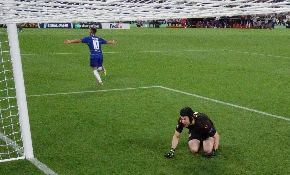 Com direito a um show de Hazard no segundo tempo, quando o craque belga marcou dois gols e ainda deu assistncia para Pedro balanar as redes, o Chelsea goleou o Arsenal por 4 a 1, nesta quarta-feira, no estdio Olmpico de Baku, no Azerbaijo, e conquistou o seu segundo ttulo da Liga Europa