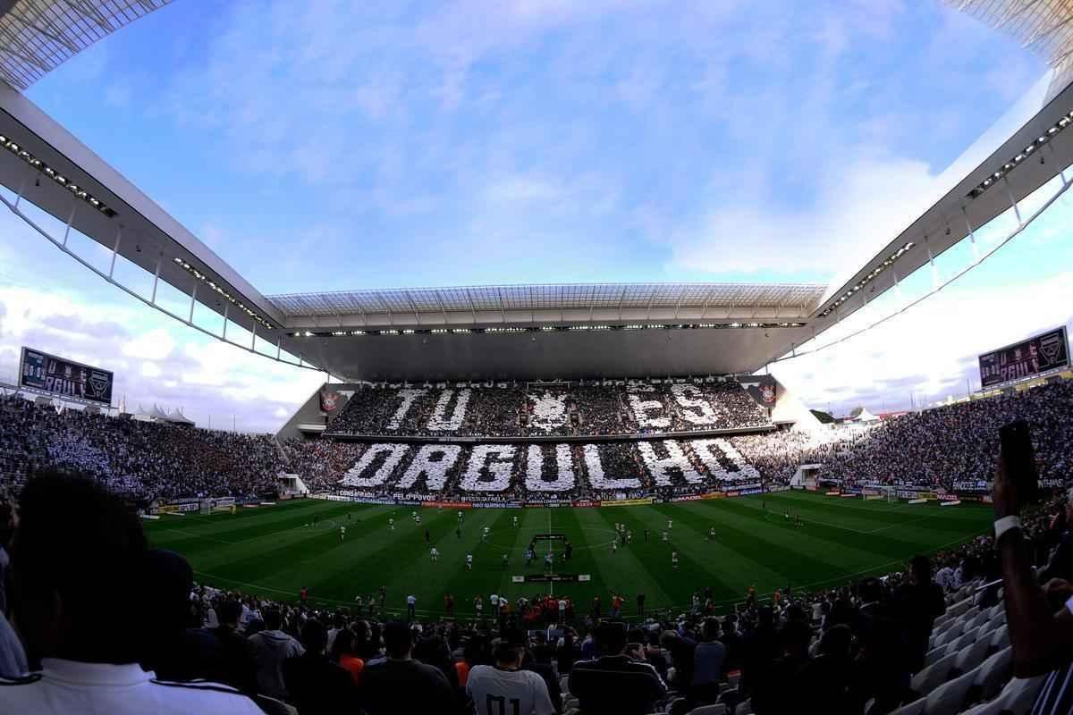 Arena Corinthians (Corinthians): R$ 1,64 bilho (construda entre 2011 e 2014). Capacidade durante a Copa do Mundo de 2014: 65.807 torcedores. Capacidade atual: 49.688 torcedores. Custo mdio do assento na Copa: R$ 24.921. Custo mdio do assento atualmente: R$ 33.005.