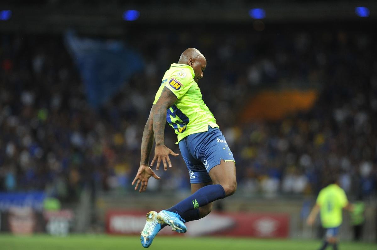 Cruzeiro estreou terceiro uniforme, o ltimo produzido pela Umbro