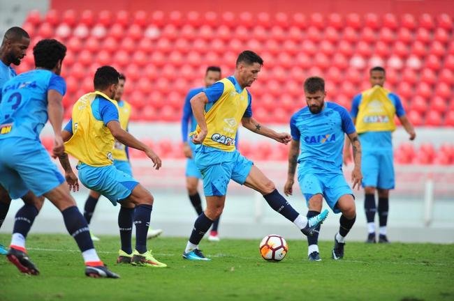 Fotos do treino do Cruzeiro no estdio Libertadores de Amrica, casa do Independiente, em Avellaneda. Time celeste fechou preparao para o jogo contra o Racing, s 21h30 desta tera-feira, no El Cilindro, pela primeira rodada do Grupo 5 da Copa Libertadores (Ramon Lisboa/EM D.A Press)