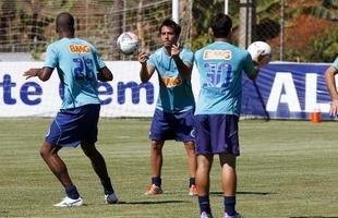 Cruzeiro se reapresentou nesta ter�a-feira na Toca da Raposa II e iniciou a prepara��o para a decis�o do Mineiro, no pr�ximo domingo, no Mineir�o; t�cnico Marcelo Oliveira conversou muito com os atletas, falou dos erros na derrota por 3 a 0 para o Atl�tico, no jogo de ida, e deu sequ�ncia ao trabalho