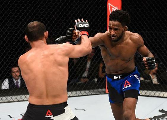 Neil Magny venceu Johny Hendricks por deciso unnime (triplo 29-28)