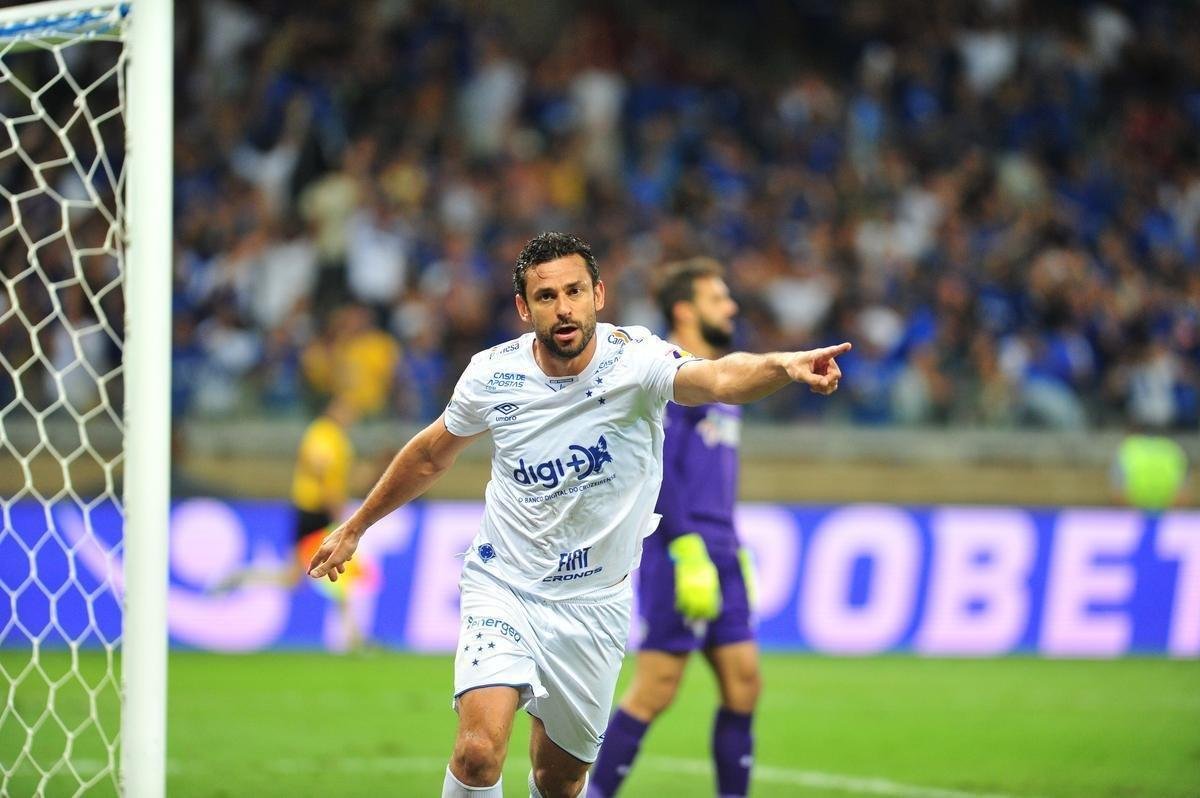 Aos seis minutos, Fred marcou o gol do Cruzeiro depois de assistncia de Egdio, mas arbitragem anulou alegando falta de Robinho na origem da jogada