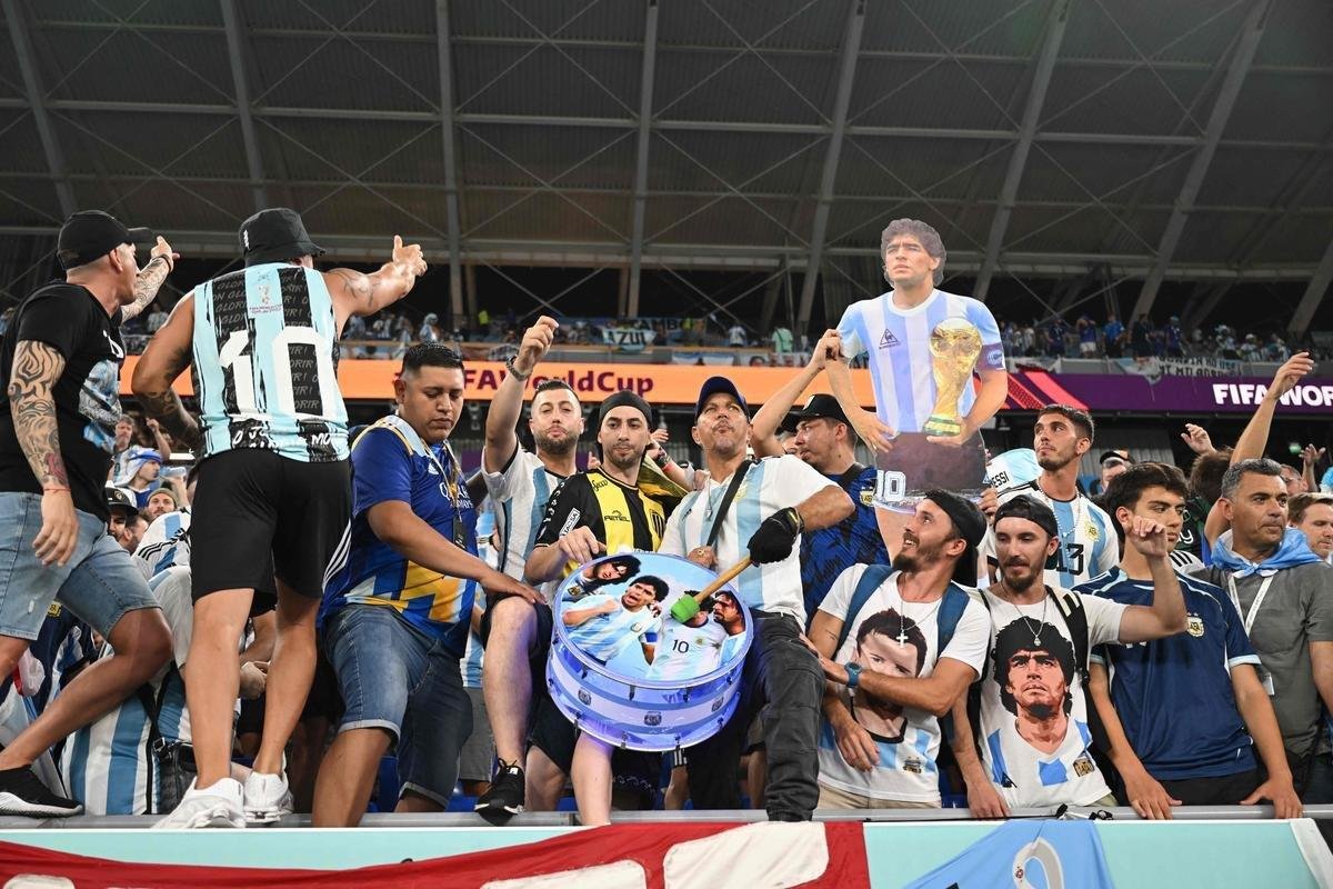 Fotos das torcidas de Argentina e Polnia durante jogo entre as duas selees pelo Grupo C da Copa do Mundo, no Estdio 974, em Doha, no Catar