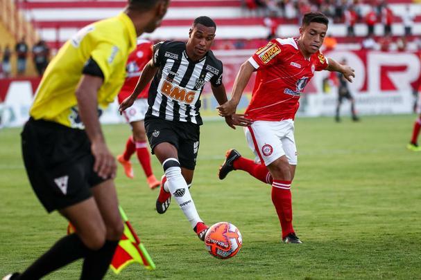 Veja imagens do jogo entre Tombense e Atltico