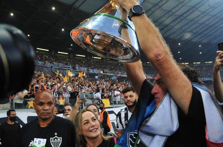 Atltico ergue a taa de campeo brasileiro e d a volta olmpica diante da torcida alvinegra, no Mineiro