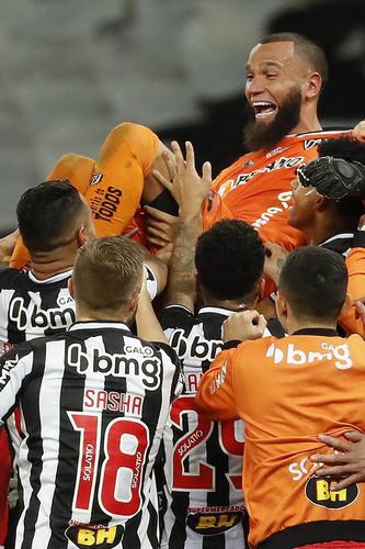 Goleiro Everson, do Atlético, foi herói na decisão por pênaltis contra o Boca Juniors ao defender duas cobranças e ao marcar o gol da classificação: 3 a 1 nas batidas alternadas após 0 a 0 no tempo normal, no Mineirão.