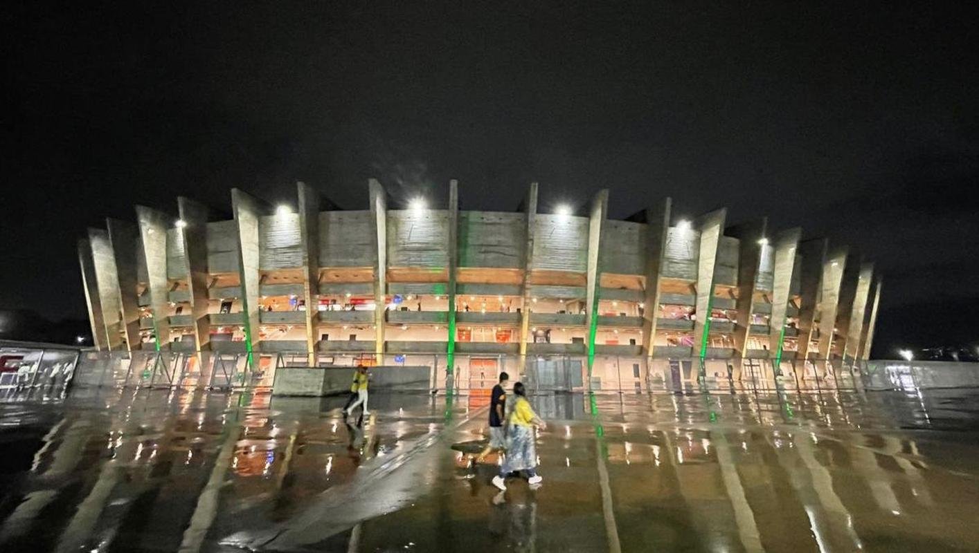 Torcedores no entorno do Mineiro, em BH, antes do jogo entre Brasil e Paraguai pelas Eliminatrias da Copa do Mundo do Catar