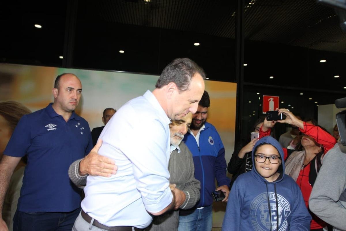 Novo treinador do Cruzeiro, Rogério Ceni desembarcou em Confins na manhã desta terça-feira e recebeu apoio de torcedores