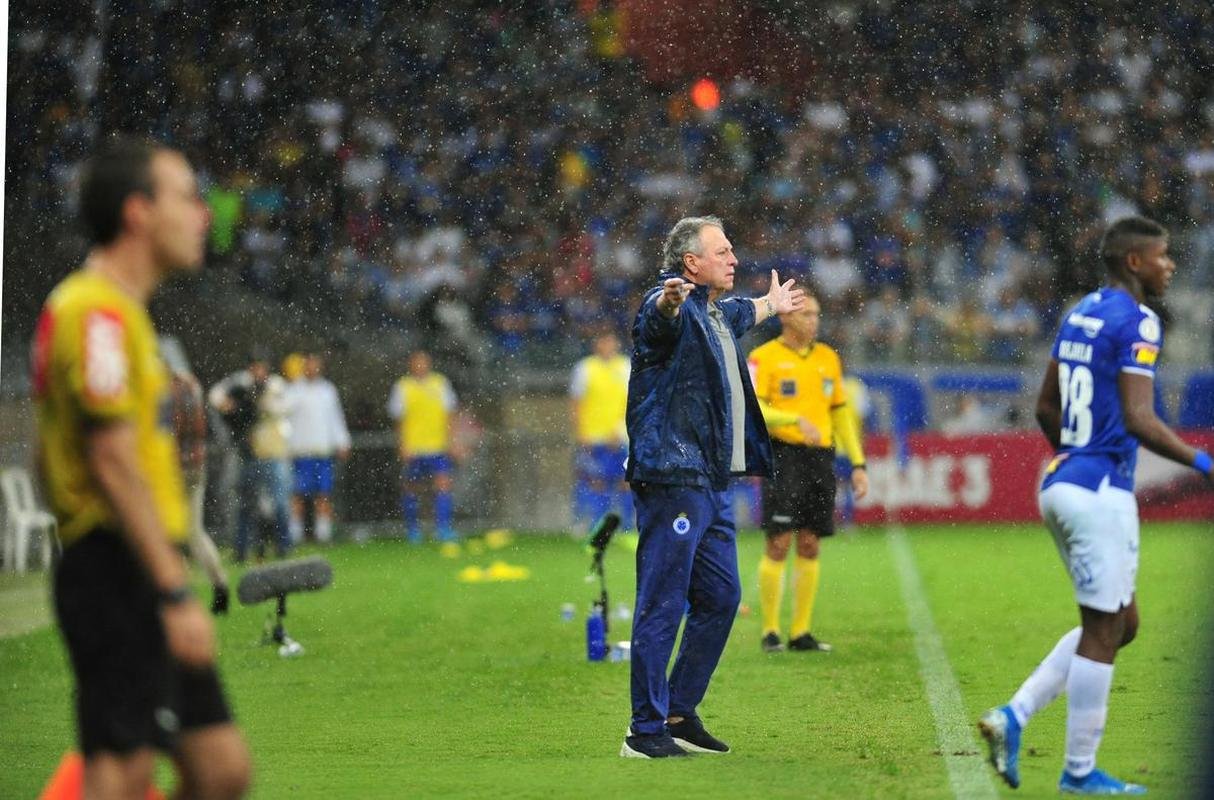 No segundo tempo, Cruzeiro n�o conseguiu a rea��o, levou bola na trave e ainda perdeu um p�nalti com o meia Thiago Neves. Torcida se revoltou e atirou sinalizadores em campo