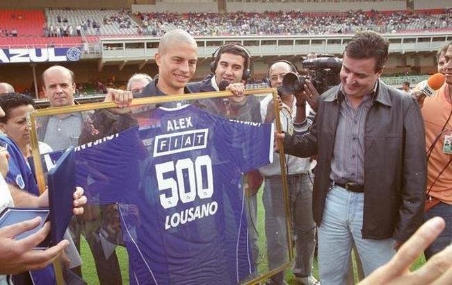 Alex recebeu homenagem quando completou 500 jogos na carreira profissional