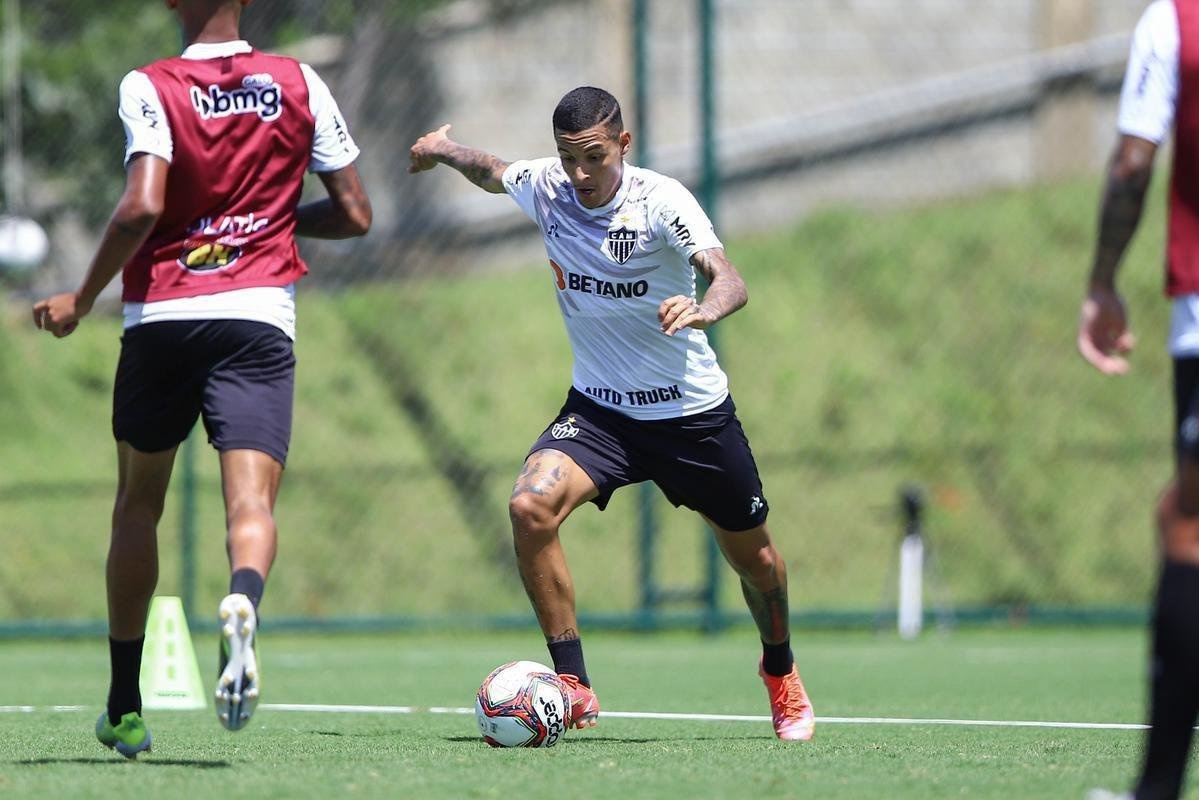 Treino do Atlético em campo. Jogadores fizeram atividade pela manhã no gramado. No período da tarde, trabalho foi na academia