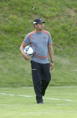 Celso Roth - Celso Roth teve duas passagens como treinador do Atlético no século (2003 e 2009). Nas duas ocasiões, o trabalho começou bem, mas o objetivo final (vaga na Libertadores) não foi alcançado. Ao fim das temporadas, Roth deixou o clube. Foram 81 jogos, com 39 vitórias, 22 empates e 21 derrotas.