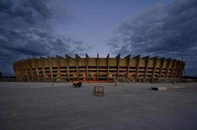 Fotos noturnas das obras do Mineir�o