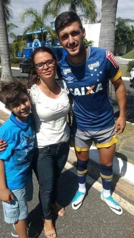 Igor, irmo de Denner, e a me Darcilene Edwiges com o meia-atacante De Arrascaeta