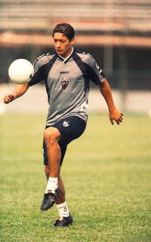 Carlos Galván - Depois da saída de Ortiz, o Atlético passou mais de 20 anos sem contratar jogadores argentinos. Em 1998, o clube contratou Carlos Galván, zagueiro que permaneceu no clube até o ano seguinte. O defensor atuou 57 vezes, marcou três gols e conquistou o Campeonato Mineiro de 1999. Integrou também o time vice-campeão do Campeonato Brasileiro naquela temporada.