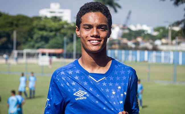 Joo Mendes, filho de Ronaldinho Gacho, com a camisa do Cruzeiro