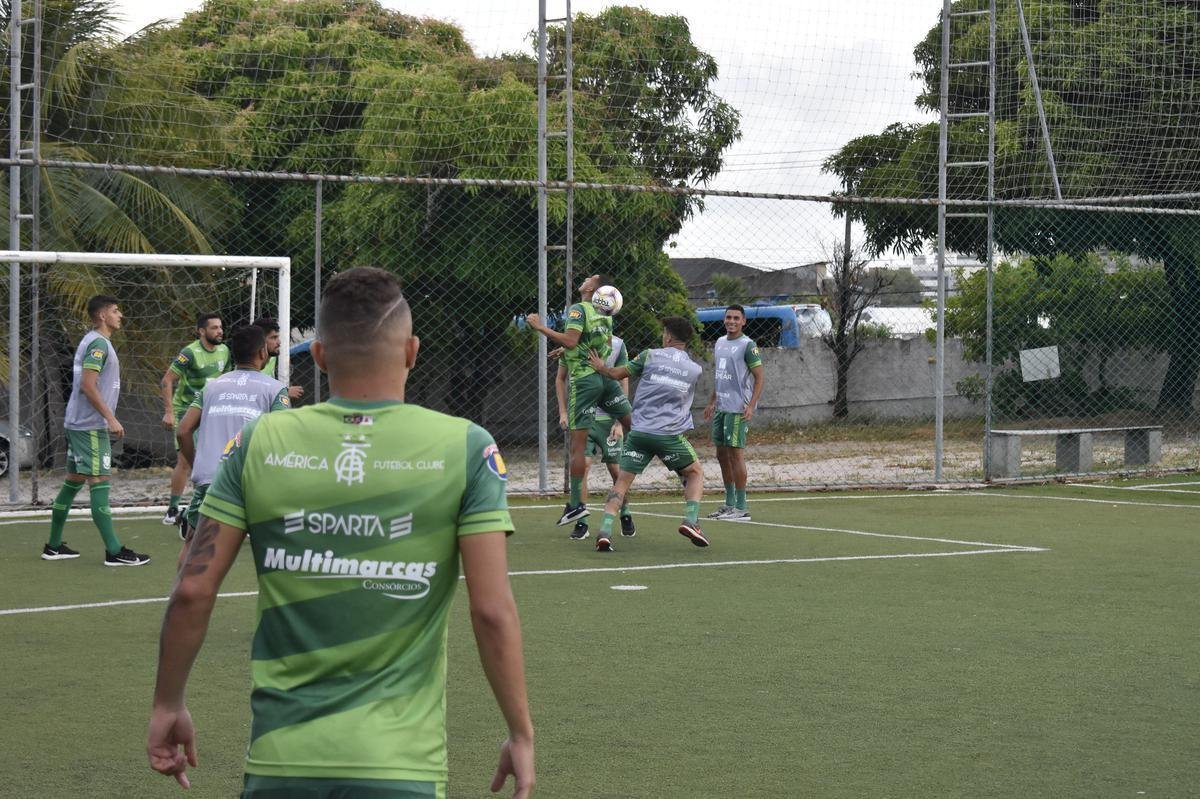 O América treinou na tarde desta sexta-feira (4) em Maceió, visando o confronto contra o CSA pela 26ª rodada da Série B do Campeonato Brasileiro. A partida será realizada neste sábado (5), às 18h30, no Estádio Rei Pelé, em Alagoas.