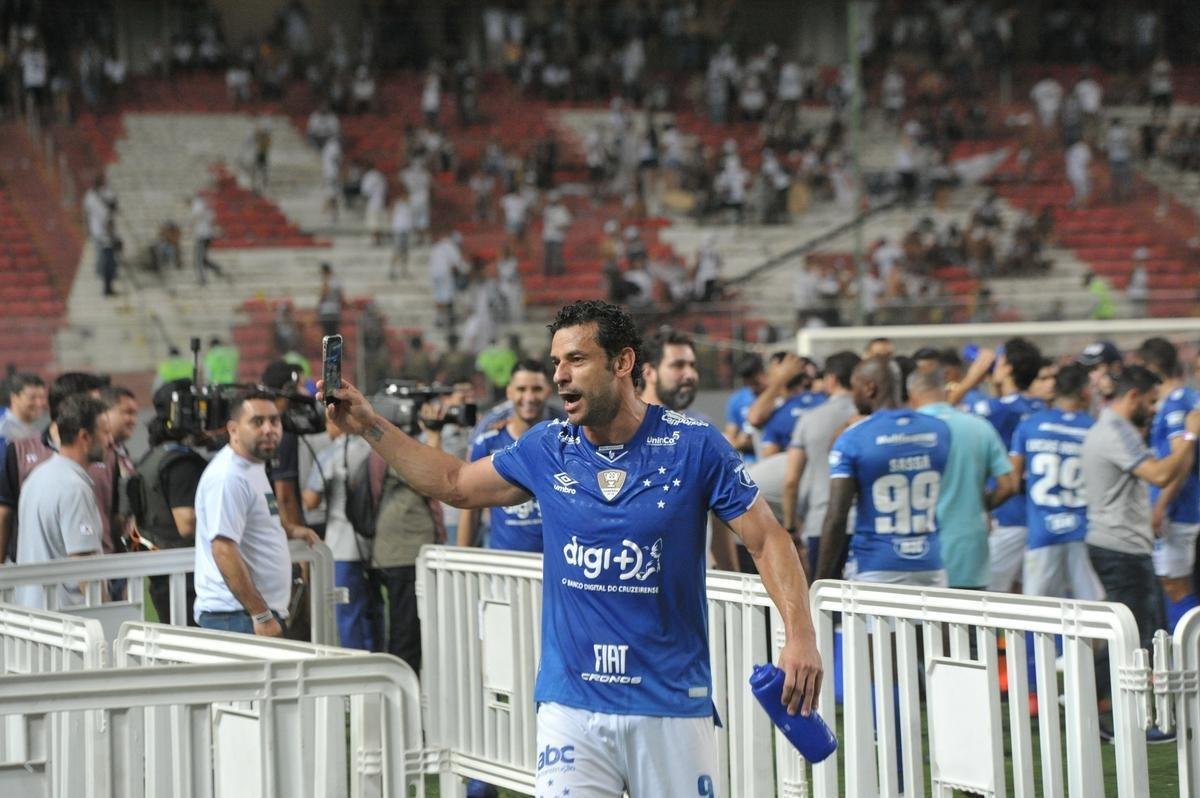 20/04/2019 - o Cruzeiro conquistou o Campeonato Mineiro de 2019 de maneira invicta. Na final, bateu o Atltico no Mineiro, por 2 a 1, e empatou no Independncia, por 1 a 1. Em 16 jogos, foram 11 vitrias e cinco empates, com 36 gols marcados e apenas nove sofridos. O veterano Fred, de 35 anos, terminou o torneio como artilheiro, com 12 gols em 12 partidas. Na celebrao do ttulo, ele fez um desabafo contra o presidente do Atltico, Srgio Sette Cmara, em entrevista  Rdio Itatiaia. 'Fiquei olhando l em cima (na arquibancada), procurando o (Srgio) Sette Cmara (presidente do Atltico). Tem todo o desgaste da sada, do jeito que sa escorraado do Atltico, mas eu ca para cima. J ouviu esse ditado? Ca para o Cruzeiro. Minha vida est nas mos de Deus e estou feliz'.