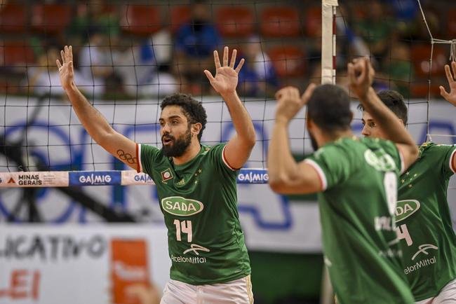 Cruzeiro se garantiu na decis�o do Sul-Americano de V�lei ao bater os argentinos do Policial Voley por 3 sets a 0, neste s�bado (5), no Gin�sio do Riacho, em Contagem. As parciais foram de 25/20, 29/27 e 25/16
