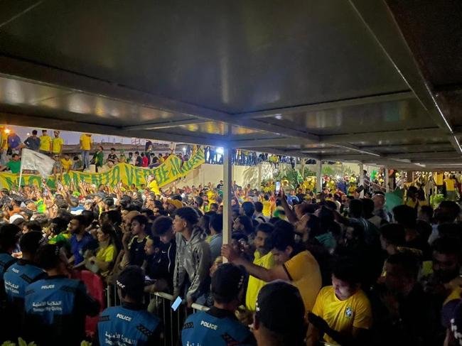 Seleção Brasileira chegou ao hotel The Westin Doha Hotel & Spa, no Centro de Doha, capital do Catar, e teve recepção calorosa de torcedores do Brasil e de outros países. Muitos curiosos apareceram para tentar ver os craques que vão buscar o hexa na Copa do Mundo