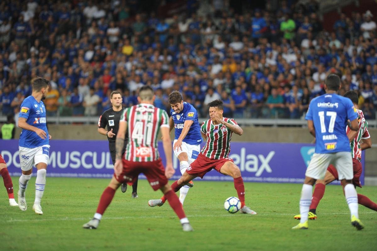 Cruzeiro derrotou Fluminense por 2 a 1, com gols de Raniel e Ayrton Lucas (contra); Henrique, tambm contra, descontou para os cariocas