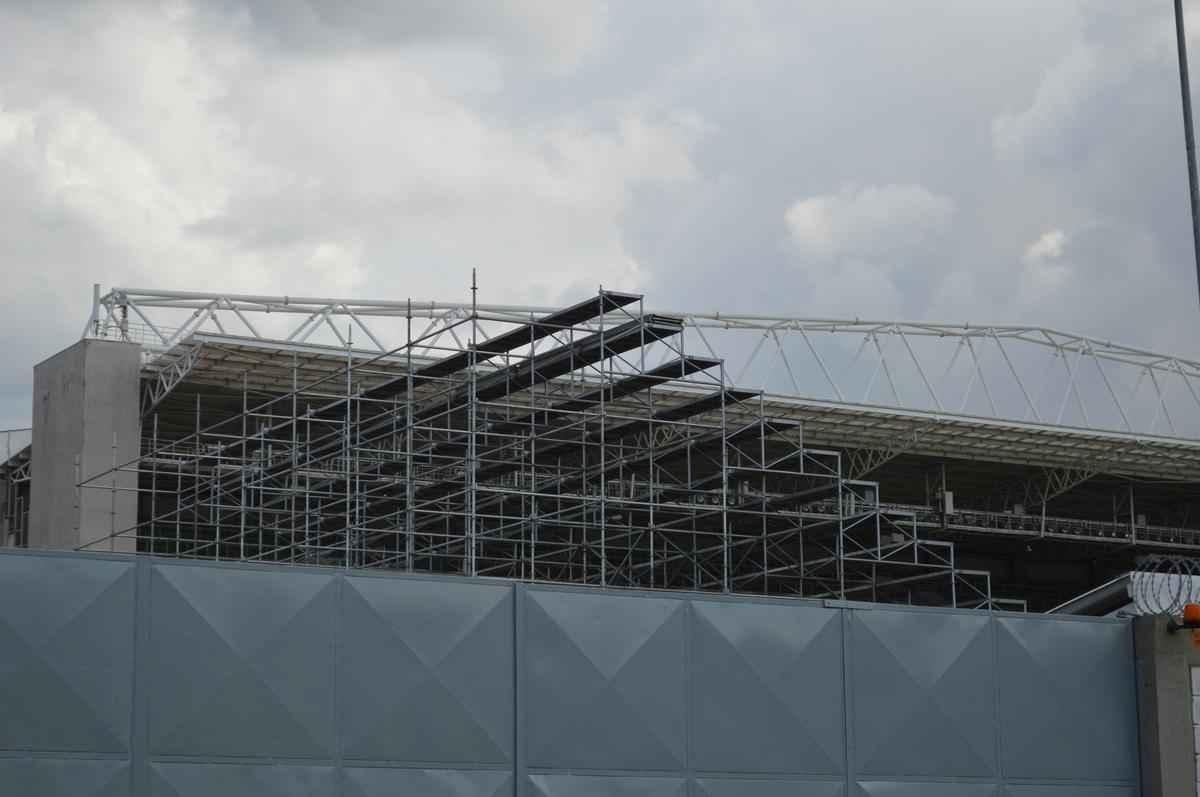 Bem mais alta, arquibancada mvel do Independncia j  visualizada desde a Rua Pitangui