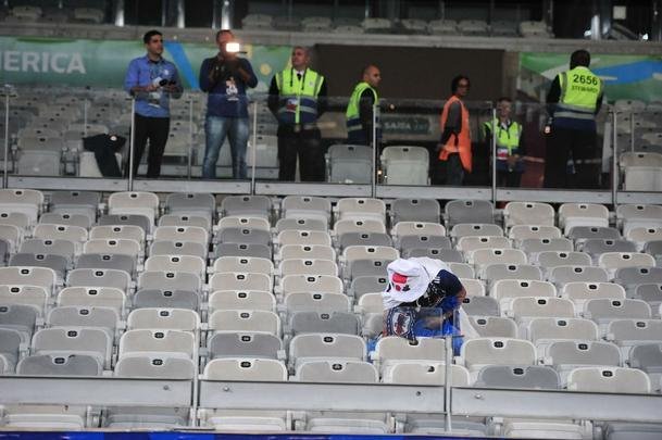 Depois do empate entre Japo e Equador, por 1 a 1, pela Copa Amrica, um torcedor japons deu um bom exemplo aos brasileiros. Com pacincia, ele recolheu lixo em vrios pontos do setor em que se encontrava no Mineiro. Na Copa de 2014, no Brasil, os nipnicos j haviam mostrado civilidade ao mundo ao limpar arquibancadas e vestirios dos estdios.