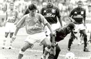 1995 - Também nas quartas de final, Cruzeiro e Flamengo se enfrentaram. No primeiro jogo, no Mineirão, vitória do Flamengo por 1 a 0. No Maracanã, empate por 1 a 1. 