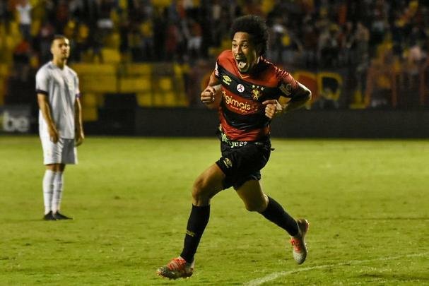 De virada e com gols de Hernane e Guilherme, o Sport reencontrou o caminho das vitórias, diante do Paraná, na Ilha do Retiro, pela 31ª rodada da Série B
