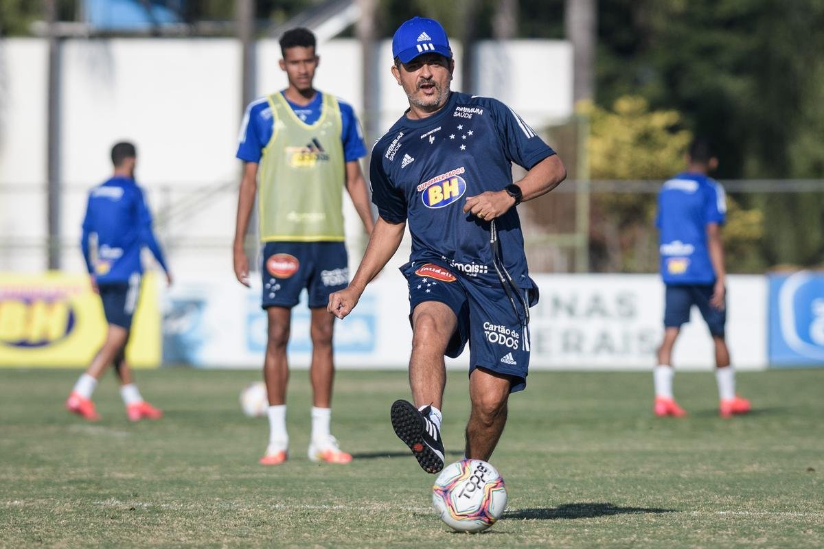 Fotos do primeiro treino do Cruzeiro, na Toca da Raposa II, sob o comando de Ney Franco. Treinador de 54 anos foi oficializado nesta quarta-feira