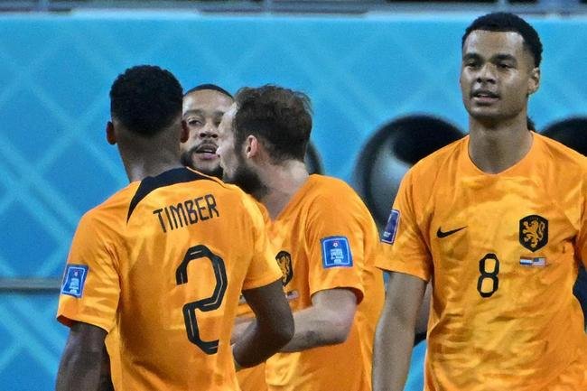 Lances do jogo entre Holanda e Estados Unidos pelas oitavas de final da Copa do Mundo.