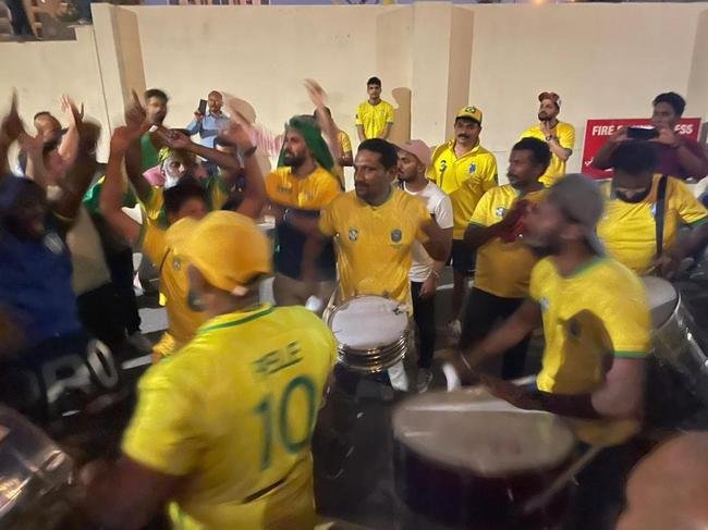 Seleção Brasileira chegou ao hotel The Westin Doha Hotel & Spa, no Centro de Doha, capital do Catar, e teve recepção calorosa de torcedores do Brasil e de outros países. Muitos curiosos apareceram para tentar ver os craques que vão buscar o hexa na Copa do Mundo