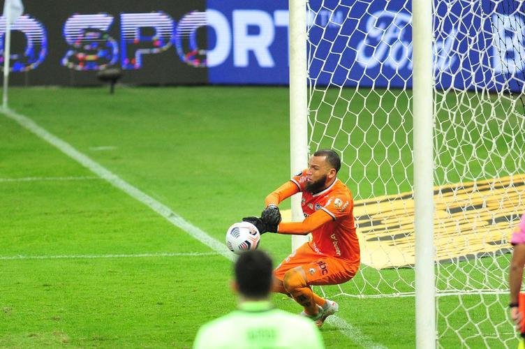 Goleiro Everson, do Atltico, foi heri na deciso por pnaltis contra o Boca Juniors ao defender duas cobranas e ao marcar o gol da classificao: 3 a 1 nas batidas alternadas aps 0 a 0 no tempo normal, no Mineiro.