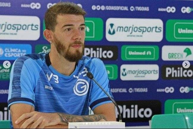 O Gois anunciou a contratao do zagueiro Luiz Gustavo, que estava no Vasco