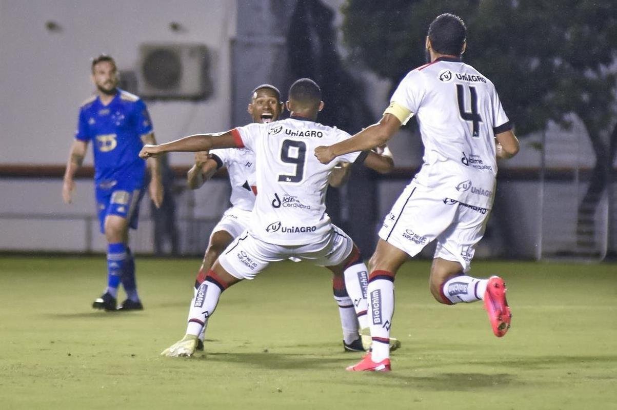 Cruzeiro foi goleado por 3 a 0 pelo Vitria no Barrado em jogo pela 36 rodada da Srie B do Campeonato Brasileiro de 2021
