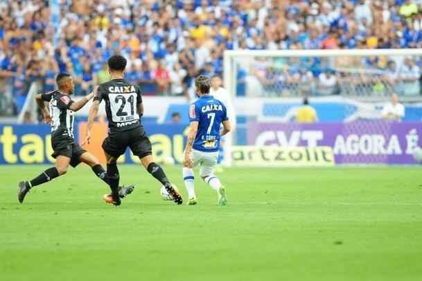 Imagens do primeiro tempo do clssico entre Cruzeiro e Atltico, no Mineiro