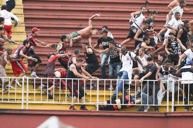 2013: o Vasco foi rebaixado para a segunda divisão e, com uma campanha razoável, terminou a Série B de 2014 em terceiro colocado - o suficiente para garantir o acesso