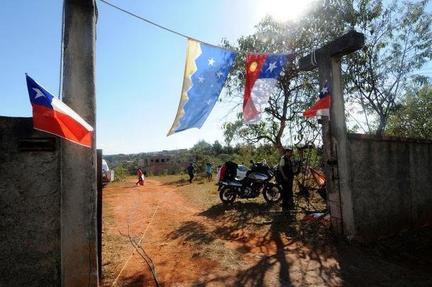 De passagem em BH rumo a São Paulo, torcedores chilenos acamparam em lote vago em frente à Toca da Raposa II, centro de treinamento do Cruzeiro, em Belo Horizonte, onde a Seleção Chilena está hospedada durante a Copa do Mundo
