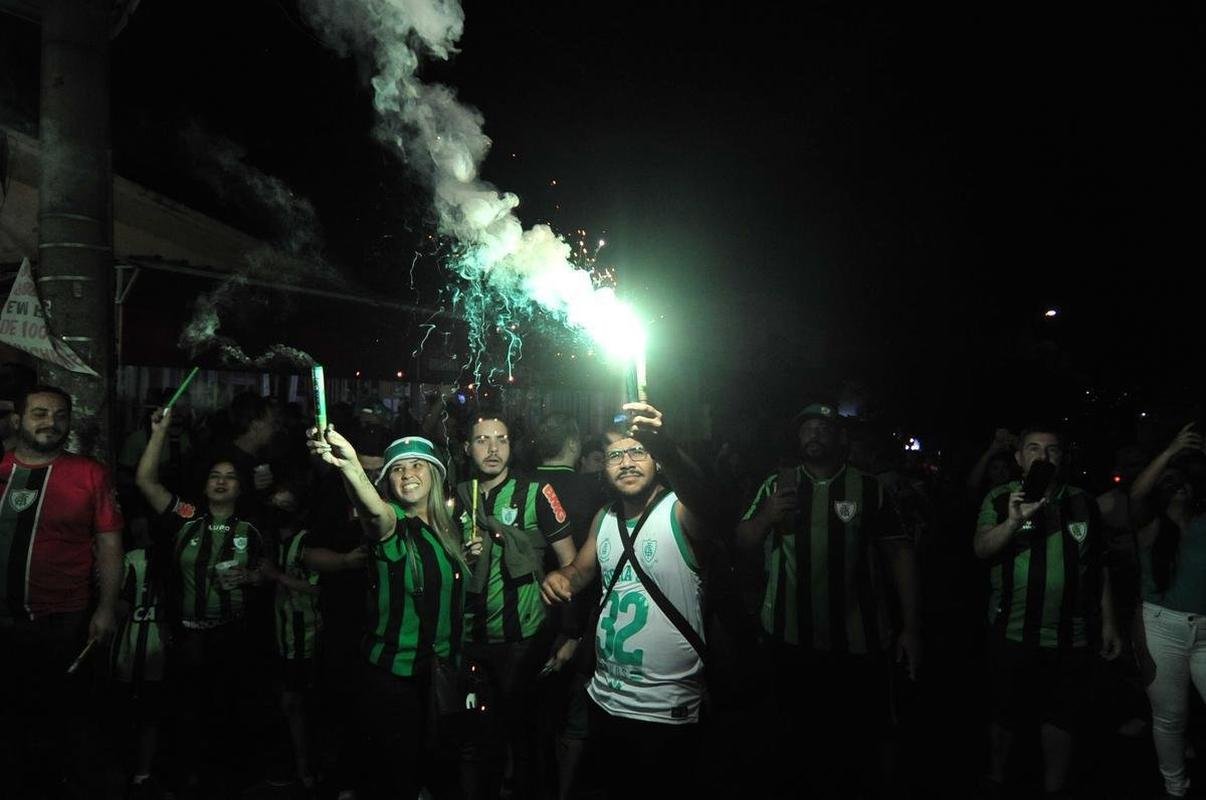 Fotos da torcida do Amrica nos arredores do Independncia, em Belo Horizonte, antes da bola rolar para o jogo contra o So Paulo, nesta quinta-feira (18). Partida valida pela volta das quartas de final da Copa do Brasil. 