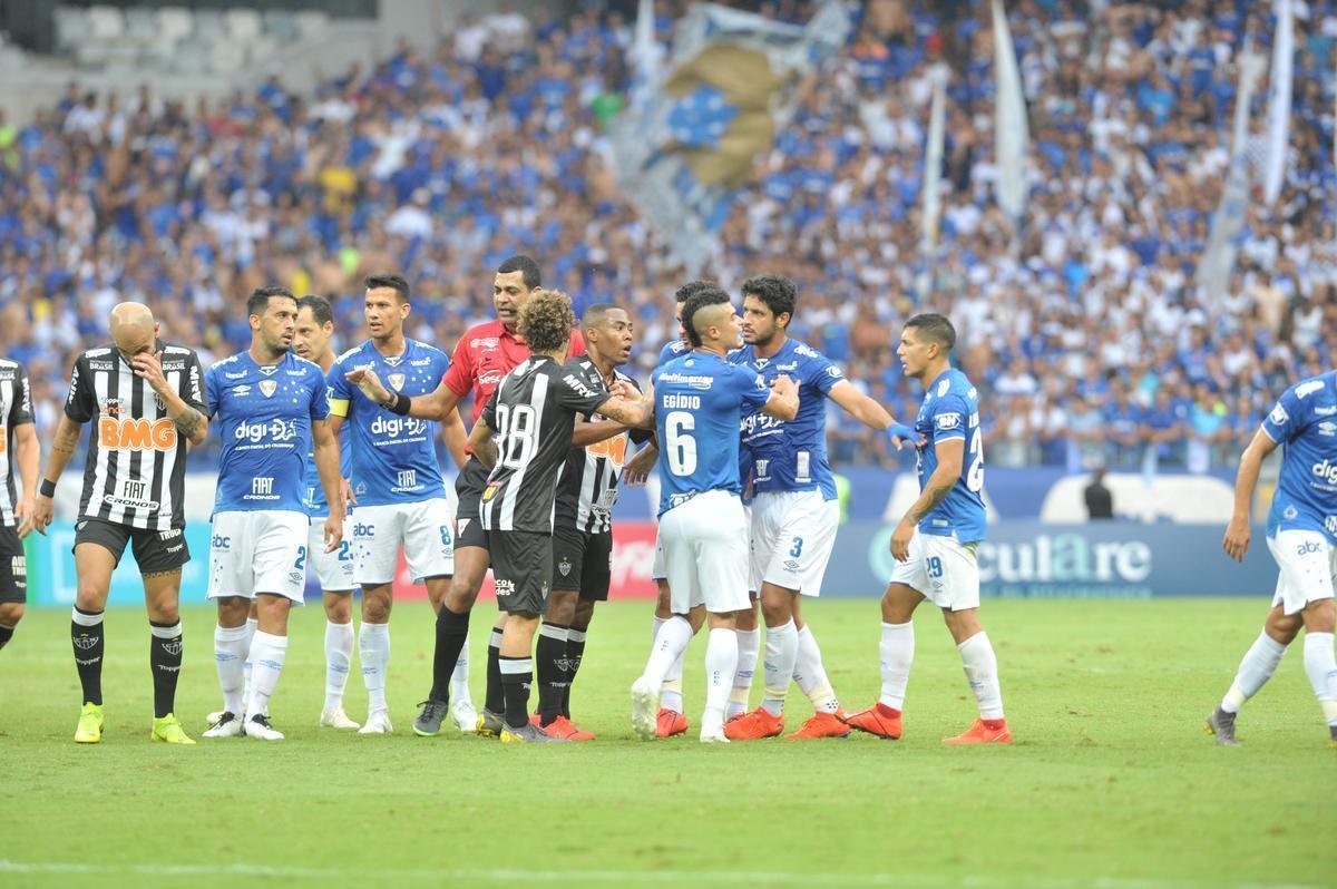 Fotos do primeiro tempo do clssico entre Cruzeiro e Atltico, pela final do Mineiro
