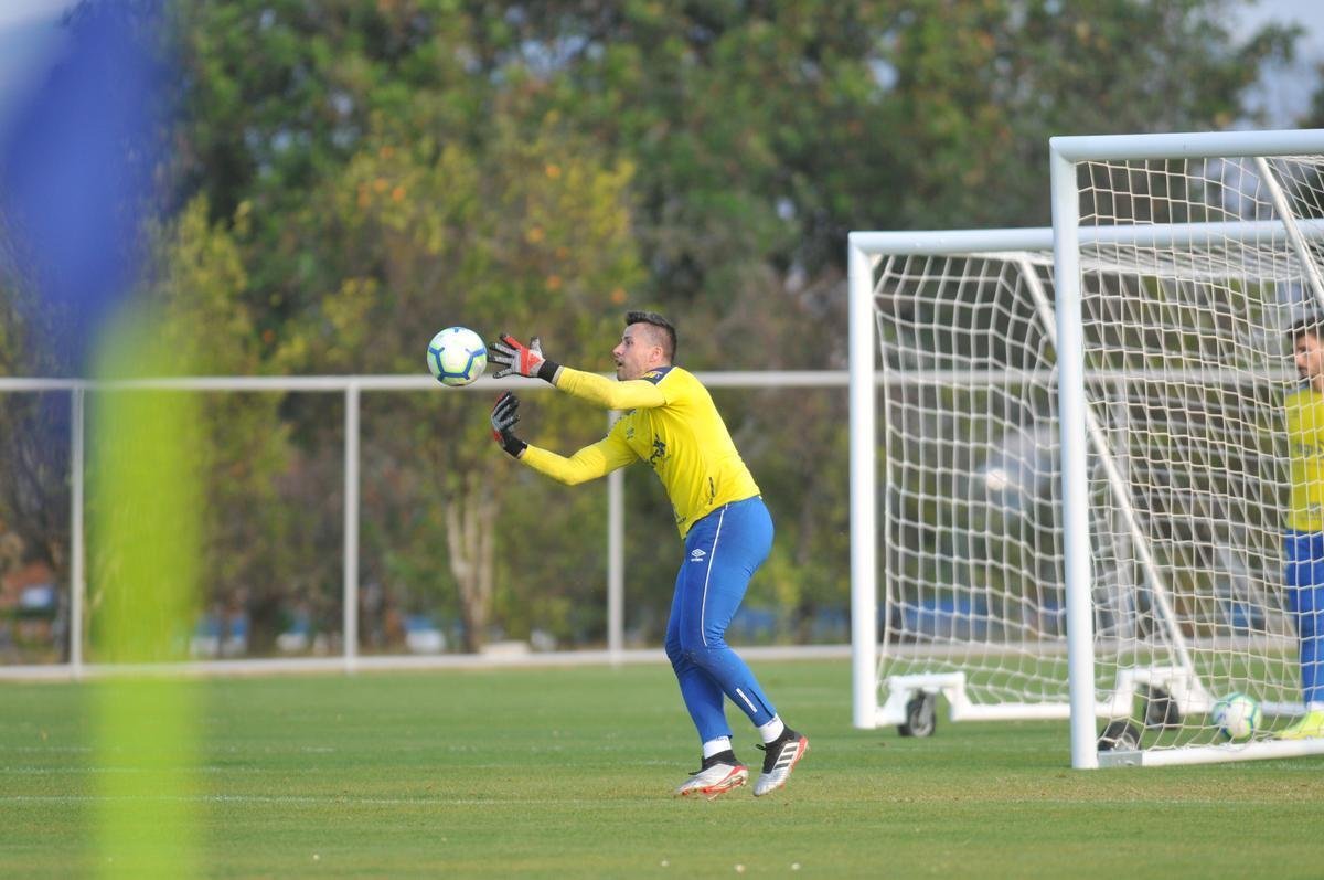 Fotos do primeiro treino de Abel Braga na Toca da Raposa II. Tcnico foi apresentado pelo Cruzeiro neste sbado e dirigir a equipe na segunda, s 20h, diante do Gois, no Serra Dourada, pela 22 rodada do Campeonato Brasileiro