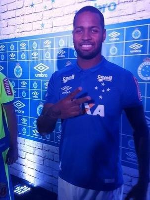 Imagens do lançamento do novo uniforme do Cruzeiro. Evento foi realizado na noite desta quinta-feira (12/05), na esplanada do Mineirão