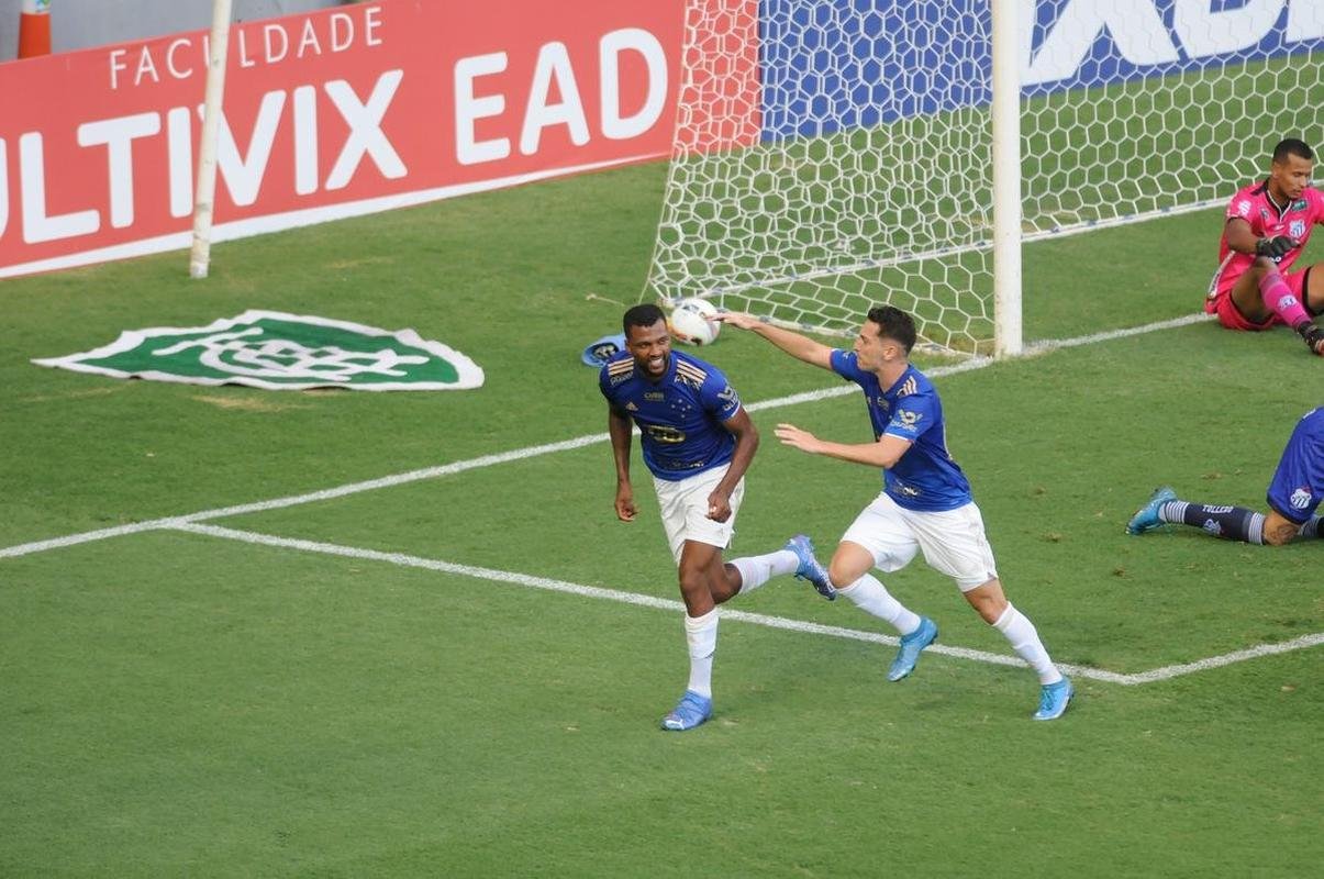 Cruzeiro goleou URT por 3 a 0 no Independncia com gols de Thiago, Machado e Edu em sua estreia no Mineiro. Ronaldo, dono da SAF, assistiu  partida no Horto. Duelo marcou estreia do tcnico uruguaio Paulo Pezzolano
