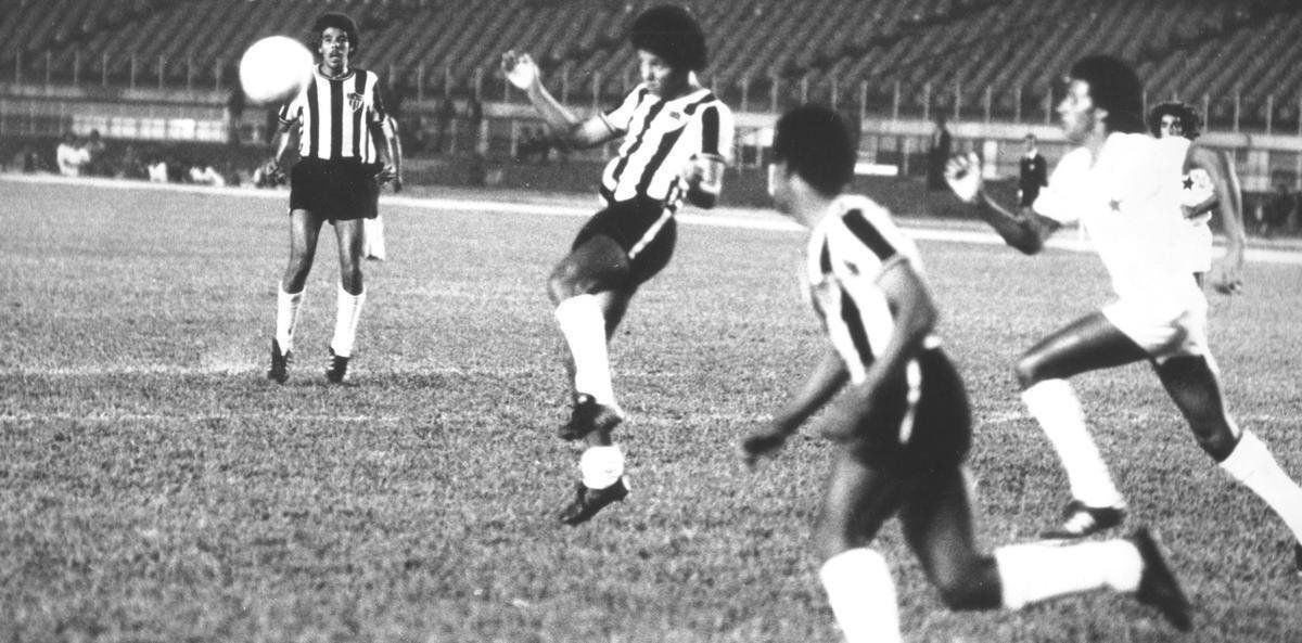 1974 - Em Berlim, a Alemanha Ocidental vencia o Chile por 1 a 0. Em Hamburgo, a Oriental derrotava a Austrlia por 2 a 0. No mesmo dia 13 de junho, o Atltico goleava por 5 a 0 o Campinaverdense, em Campina Verde, no interior de Minas Gerais. Antes do Mundial, o ltimo jogo oficial do time alvinegro foi em 9 de junho: vitria por 2 a 1 sobre o Santos, no Mineiro, pelo Campeonato Brasileiro. A Srie A prosseguiu durante a disputa da Copa. O primeiro compromisso atleticano depois do ttulo da Alemanha Ocidental foi em 10 de julho, na derrota por 2 a 0 para o Vasco, pelo Brasileiro, no Mineiro.