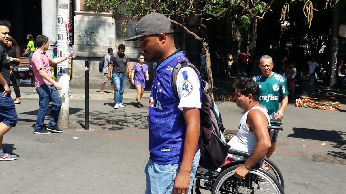 Torcedores do Cruzeiro saem s ruas com a camisa do clube, em dia de deciso