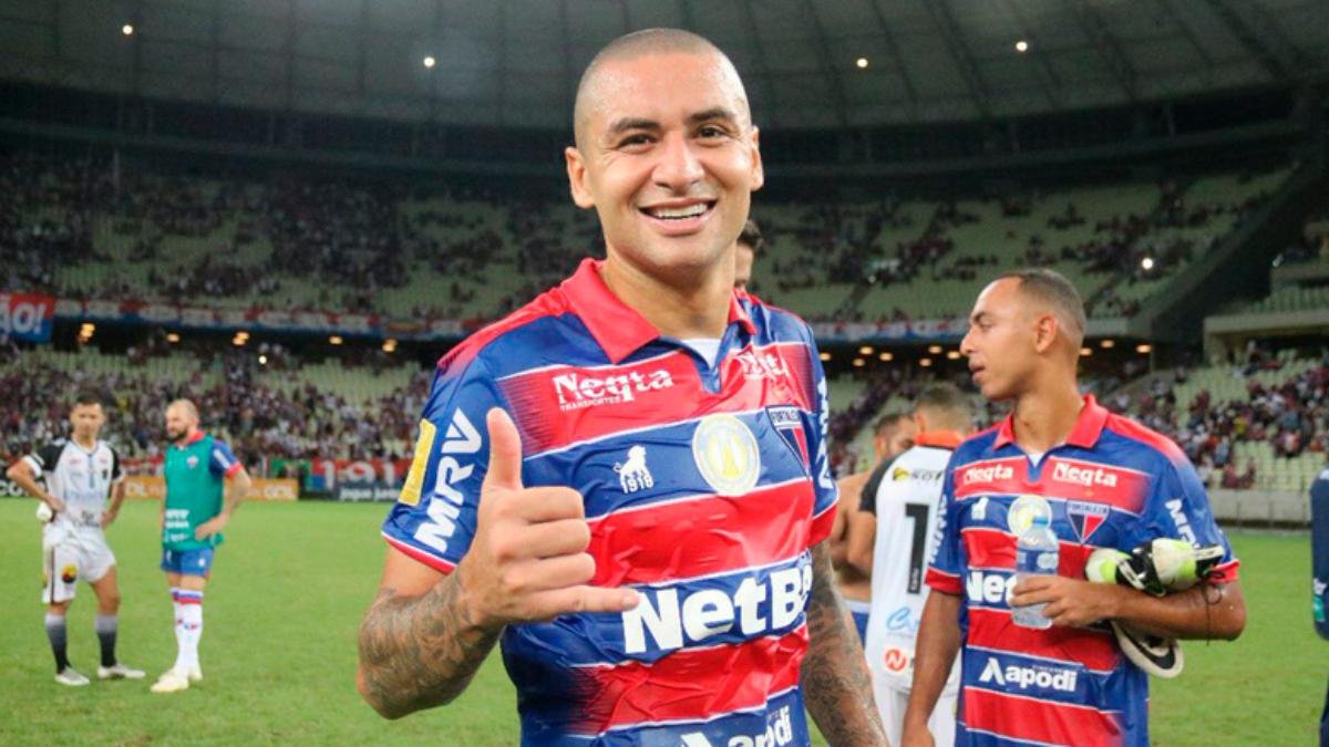 Wellington Paulista - o atacante de 37 anos é titular e um dos capitães do Fortaleza na Série A do Campeonato Brasileiro. Com contrato até maio, ele entrou na mira da Cruzeiro, que consultou seu estafe no fim de 2020. Com 75 gols em 160 partidas pela Raposa de 2009 a 2012, o jogador deverá tomar uma decisão sobre o futuro ao fim da Primeira Divisão. A informação foi divulgada inicialmente pela Band e confirmada pelo Superesportes.