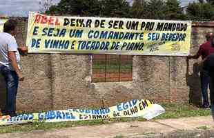 Do lado de fora da Toca da Raposa II, torcedores estenderam faixas contra Abel Braga, Fred, Thiago Neves e outros jogadores