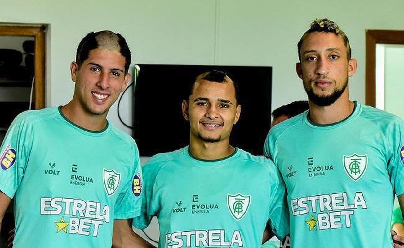 Adyson, Breno, Cssio, Jlio, Luan Campos, Mateus Henrique e Renato Marques passam por trote no Lanna Drumond